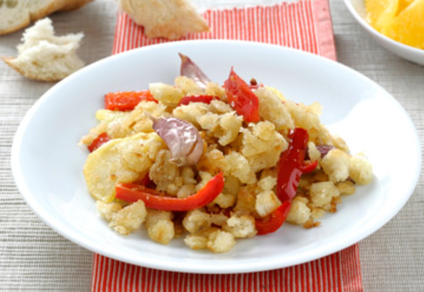 Judias verdes al ajillo con tortilla de espinacas y migas de pan